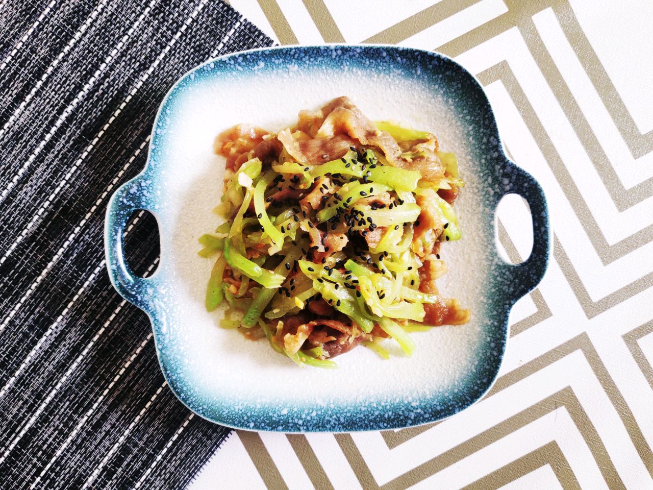 Stir fried lettuce with beef rolls