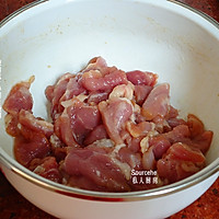 蒜蓉秋葵炒肉的做法图解1