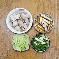 #开启冬日滋补新吃法# 芹菜香干回锅肉的做法图解1