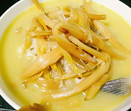 黄花菜鲫鱼汤的做法