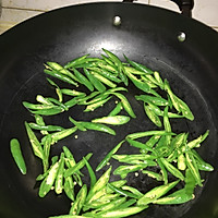 尖椒炒猪拱嘴的做法图解2