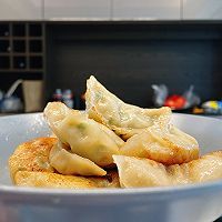 水煎爆汁鲜虾韭菜饺的做法图解5