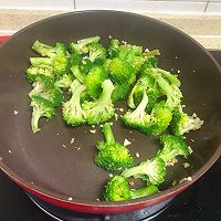 西兰花炒虾仁的做法图解3