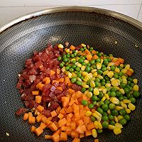 #未来航天员-健康吃蛋#松仁蛋炒饭的做法图解8