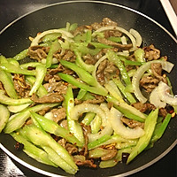 芹菜炒牛肉的做法图解4