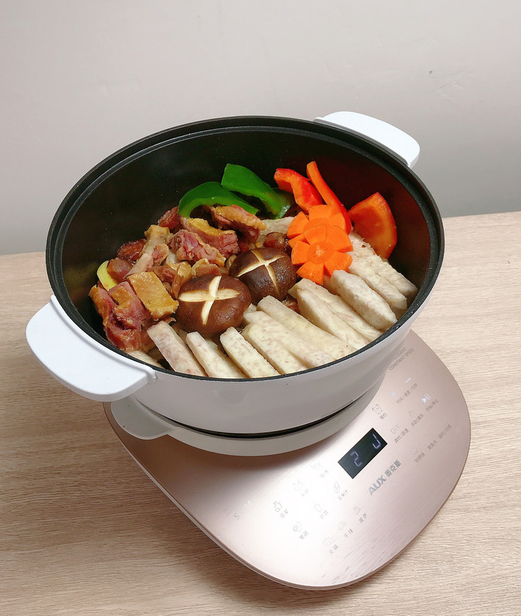 广式美食：香芋腊味煲的做法