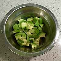 牛油果鸡蛋薯片沙拉的做法图解1