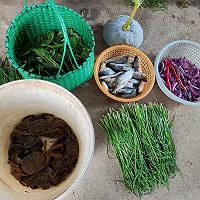 葱姜盐水煮螃蟹的做法图解1