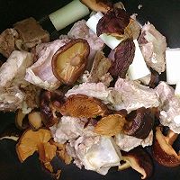 广东｜香菇木耳排骨汤的做法图解4