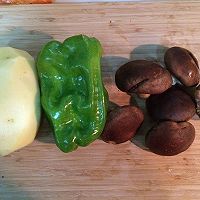 香菇土豆焖鸡块的做法图解2