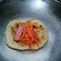 胡萝卜丝卷饼#急速早餐#的做法图解4