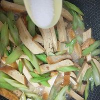 #太太乐鲜鸡汁芝麻香油#鸡汁素鸡爆西芹。的做法图解15