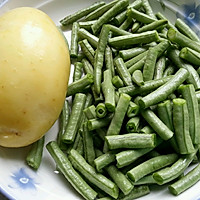 乐乐自家菜--清炒豆角土豆的做法图解1