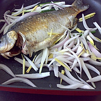 橄露Gallo经典特级初榨橄榄油: 洋葱烧鲫鱼的做法图解8