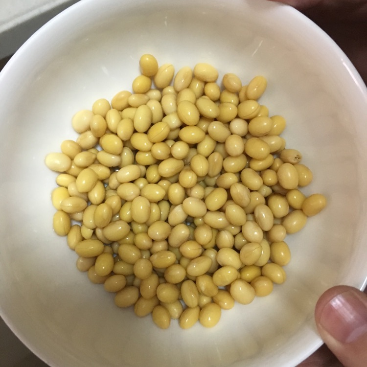 胡萝卜炒黄豆的做法图解1