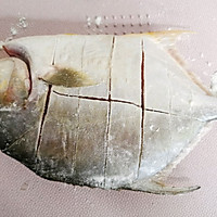 零失败大神级香煎金鲳鱼，一条鱼让你吃完整锅饭的做法图解2