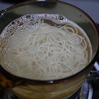 #夏日餐桌降温企划#鸡肉捞汁凉面的做法图解2