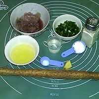 #太太乐鲜鸡汁玩转健康快手菜# 葱香山药鱼饼的做法图解1