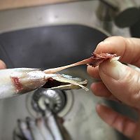 #快手又营养，我家的冬日必备菜品#香煎多春鱼的做法图解3