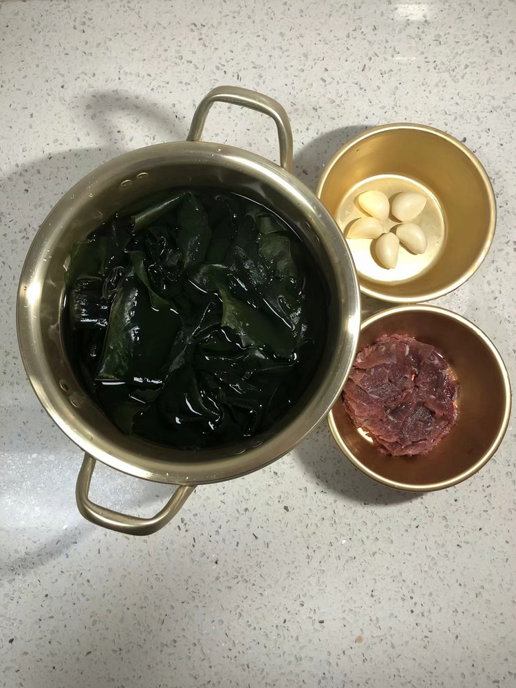 韩式牛肉海带汤的做法