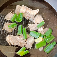 酸菜排骨炖粉条的做法图解2