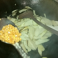 鸡腿菇 茨菇 香肠 炒蒜叶的做法图解4