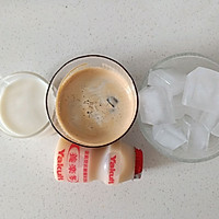 #夏日消暑，非它莫属#【椰奶盖】养乐多冰咖啡的做法图解3