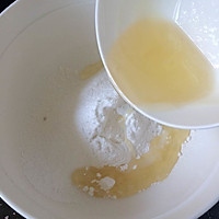 手工豆沙蛋黄酥的做法图解2