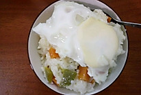电饭锅焖胡萝卜青椒蛋饭的做法