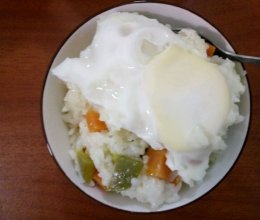 电饭锅焖胡萝卜青椒蛋饭的做法
