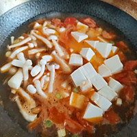 #吃出健康，解决假胖#番茄菌菇豆腐汤的做法图解7