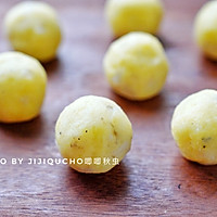 外酥里嫩的油炸黄金凤尾虾球的做法图解6