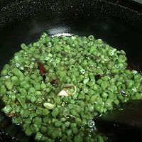 橄榄菜炒豆角(十分钟下饭菜)的做法图解7