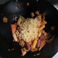 超快手的拉面炒年糕的做法图解4
