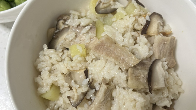 懒人做饭之——五花肉香菇土豆焖饭的做法