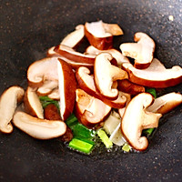 #钟于经典传统味#鲍鱼对虾香菇菠菜面的做法图解9