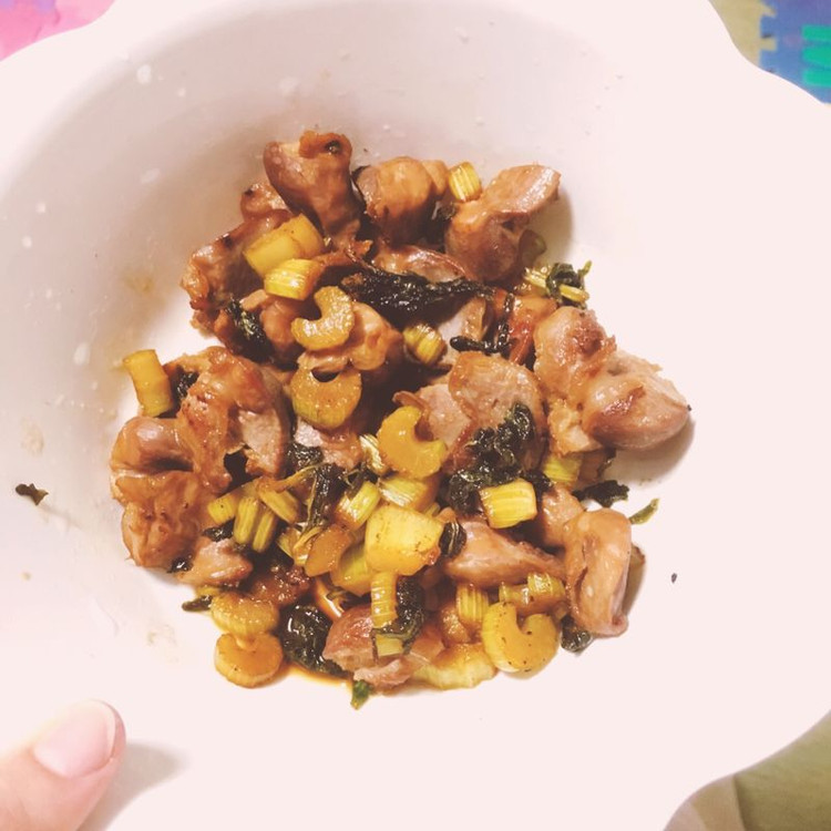 鸡胗炒芹菜的做法