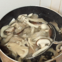 清淡的下饭菜炒菌菇的做法图解2