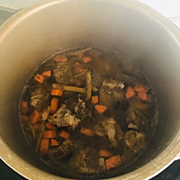 排骨土豆菠菜汤的做法图解3