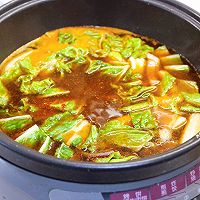 #暖冬酱在手，嗨吃部队锅#鱿鱼年糕泡面锅的做法图解7