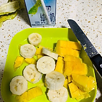 #冰箱剩余食材大改造#开胃养颜香蕉芒果奶昔的做法图解2