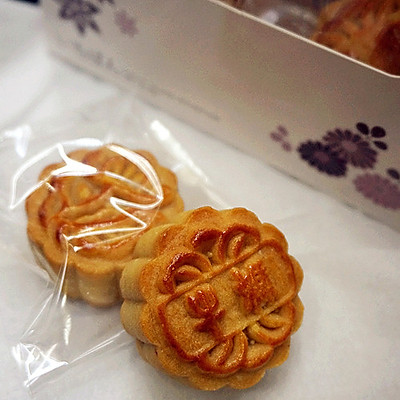 莲蓉蛋黄月饼