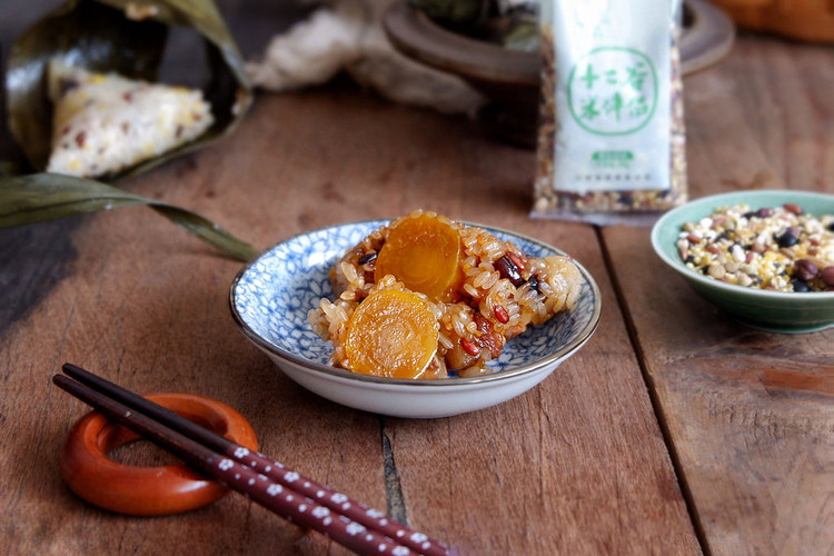 十二谷米——鲜香蛋黄粽的做法