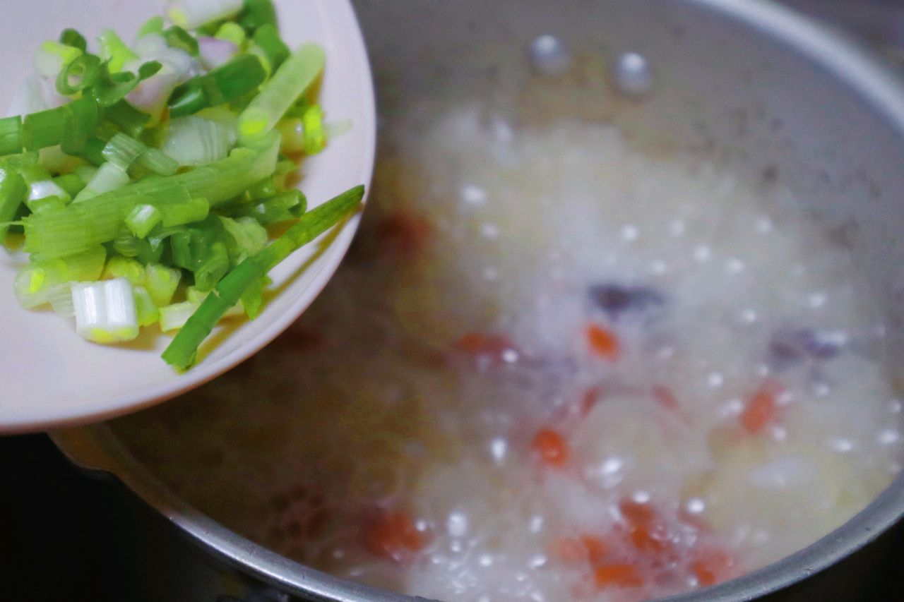 用煲汤的方法煮山药排骨粥，别具一格的香软糯，夏日没胃口，就靠它了