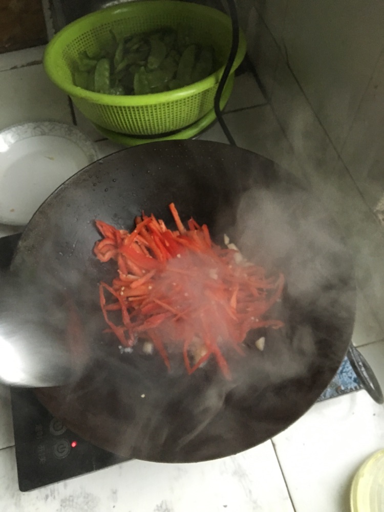 荷兰豆红椒炒肉丝的做法图解3