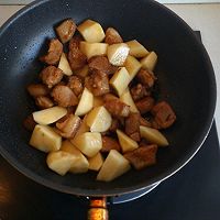 土豆炖五花肉的做法图解5