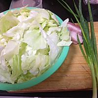 五花肉炒包菜的做法图解1