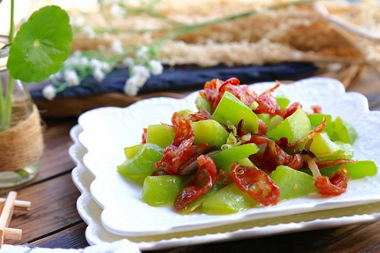 快手菜 • 莴笋炒广式香肠 •的做法