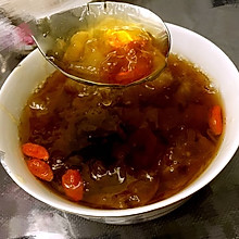 懒人版雪燕桃胶皂角米炖银耳