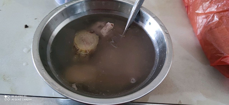 簕茨菇煲猪骨汤的做法